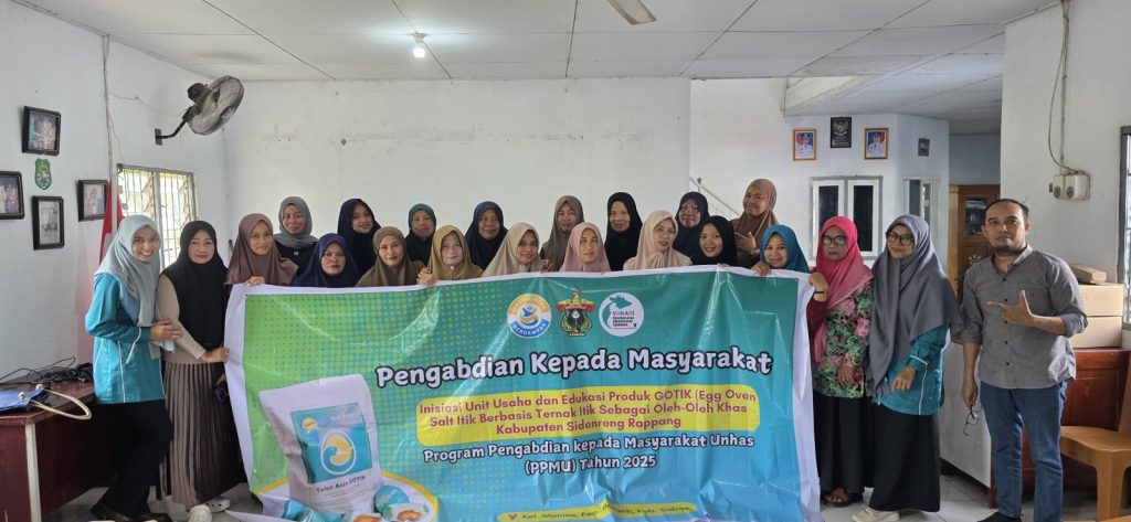 Perkenalkan Inovasi Gotik, Unhas Latih Ibu PKK Olah Telur Itik Jadi Oleh-Oleh Unggulan